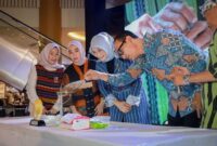 Wali Kota Mataram H. Mohan Roliskana didampingi Ketua Dekranasda Hj. Kinnastri Mohan Roliskana dan pelaku usaha mutiara menyaksikan demonstrasi proses pembukaan tiram dalam rangka Festival Mutiara Mataram ke-5 di Atrium Lombok Epicentrum Mall, Sabtu (9/8/2025). (Foto Dok Ho/RadarBangsa.co.id)