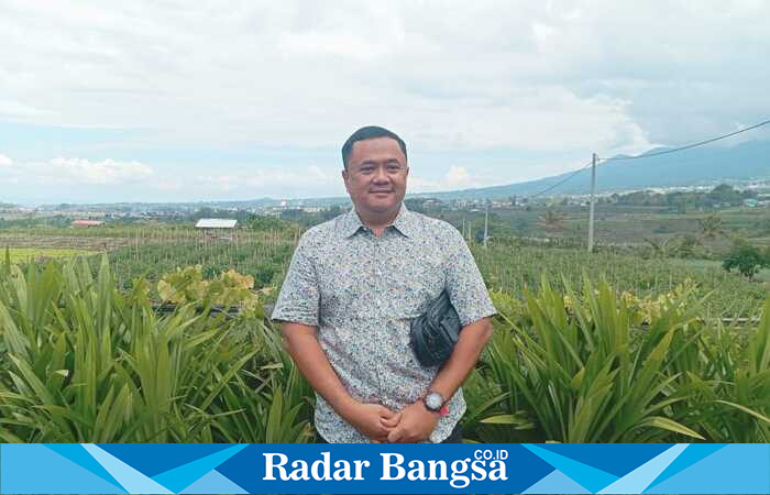 Direktur Utama PT Cipmape, Kushendrawan, menjelaskan inovasi formula pupuk yang dirancang khusus sesuai kebutuhan tanaman saat kegiatan di Kota Batu, Rabu (20/8/2025). (Foto Dok Ho/RadarBangsa.co.id)