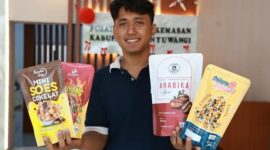 Seorang pelaku UMKM Banyuwangi menunjukkan produk kuliner dengan kemasan baru hasil fasilitasi Pusat Layanan Kemasan (PLK) Banyuwangi. Program ini digagas Pemkab Banyuwangi untuk meningkatkan daya saing produk lokal. (Dok. Pemkab Banyuwangi) 