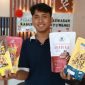 Seorang pelaku UMKM Banyuwangi menunjukkan produk kuliner dengan kemasan baru hasil fasilitasi Pusat Layanan Kemasan (PLK) Banyuwangi. Program ini digagas Pemkab Banyuwangi untuk meningkatkan daya saing produk lokal. (Dok. Pemkab Banyuwangi) 