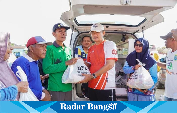 Bupati Lamongan Yuhronur Efendi meninjau stand Gerakan Pangan Murah di Kawasan Gadjah Mada, Sabtu (30/8/2025) (Foto Dok Ho/RadarBangsa.co.id)