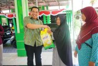 Wali Kota Probolinggo dr. Aminuddin menyerahkan paket beras murah kepada warga dalam kegiatan Gerakan Pangan Murah (GPM) di Kecamatan Kedopok, Sabtu (30/8/2025). (Foto Dok Ho/RadarBangsa.co.id)