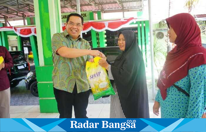 Wali Kota Probolinggo dr. Aminuddin menyerahkan paket beras murah kepada warga dalam kegiatan Gerakan Pangan Murah (GPM) di Kecamatan Kedopok, Sabtu (30/8/2025). (Foto Dok Ho/RadarBangsa.co.id)