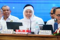 Gubernur Jawa Timur Khofifah Indar Parawansa saat menghadiri rapat bersama jajaran pejabat terkait, membahas capaian dan program strategis di provinsi Jawa Timur. (Foto Dok Ho/RadarBangsa.co.id)