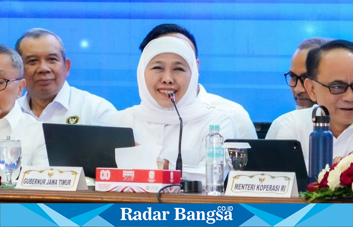 Gubernur Jawa Timur Khofifah Indar Parawansa saat menghadiri rapat bersama jajaran pejabat terkait, membahas capaian dan program strategis di provinsi Jawa Timur. (Foto Dok Ho/RadarBangsa.co.id)