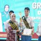 Bunda Genre Lamongan, Anis Kartika Yuhronur Efendi, menyerahkan trofi dan piagam penghargaan kepada Dimas Erlangga Putra Pratama yang terpilih sebagai Juara 1 Putra Duta Genre Lamongan 2025 pada grand final di Pendopo Lokatantra, Kamis (28/8/2025). (Foto Dok Ho/RadarBangsa.co.id)