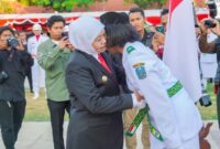 Gubernur Jawa Timur Khofifah Indar Parawansa memberikan ucapan selamat kepada salah satu anggota Paskibraka usai prosesi pengukuhan di Gedung Negara Grahadi, Surabaya, Sabtu (16/8/2025) (Foto Dok Ho/RadarBangsa.co.id)