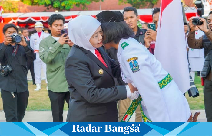 Gubernur Jawa Timur Khofifah Indar Parawansa memberikan ucapan selamat kepada salah satu anggota Paskibraka usai prosesi pengukuhan di Gedung Negara Grahadi, Surabaya, Sabtu (16/8/2025) (Foto Dok Ho/RadarBangsa.co.id)