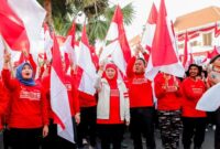 Gubernur Jawa Timur Khofifah Indar Parawansa bersama ratusan peserta Tim Ekspedisi 80 Arjuno mengibarkan bendera Merah Putih saat pelepasan pendakian di halaman Gedung Negara Grahadi, Surabaya, Jumat (15/8/2025). (Foto Dok Ho/RadarBangsa.co.id)