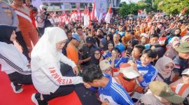 Gubernur Jawa Timur Khofifah Indar Parawansa bersalaman dengan peserta jalan sehat di GOR Joyoboyo, Kediri, Rabu (27/8/2025). Acara diikuti sekitar 21 ribu murid dan guru SMA/SMK/SLB se-Kediri dalam rangka HUT ke-80 RI. (Foto: Pemprov Jatim) 