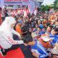 Gubernur Jawa Timur Khofifah Indar Parawansa bersalaman dengan peserta jalan sehat di GOR Joyoboyo, Kediri, Rabu (27/8/2025). Acara diikuti sekitar 21 ribu murid dan guru SMA/SMK/SLB se-Kediri dalam rangka HUT ke-80 RI. (Foto: Pemprov Jatim) 