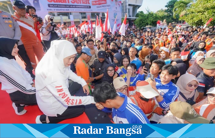 Gubernur Jawa Timur Khofifah Indar Parawansa bersalaman dengan peserta jalan sehat di GOR Joyoboyo, Kediri, Rabu (27/8/2025). Acara diikuti sekitar 21 ribu murid dan guru SMA/SMK/SLB se-Kediri dalam rangka HUT ke-80 RI. (Foto: Pemprov Jatim) 