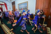 Tiga penari tradisional Jawa Timur membawakan tarian penyambutan di Gedung Negara Grahadi, Surabaya, saat menyambut kedatangan delegasi Pemerintah Inggris bersama Gubernur Jawa Timur Khofifah Indar Parawansa, Kamis (14/8/2025). (Foto Dok Ho/RadarBangsa.co.id)