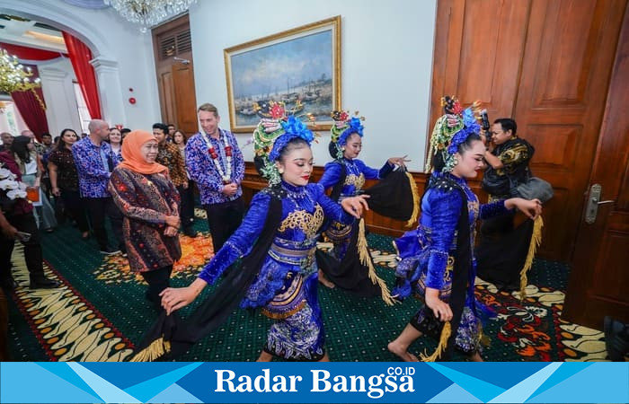 Tiga penari tradisional Jawa Timur membawakan tarian penyambutan di Gedung Negara Grahadi, Surabaya, saat menyambut kedatangan delegasi Pemerintah Inggris bersama Gubernur Jawa Timur Khofifah Indar Parawansa, Kamis (14/8/2025). (Foto Dok Ho/RadarBangsa.co.id)