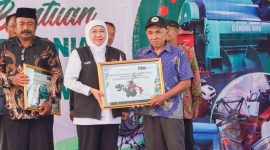 Gubernur Jawa Timur Khofifah Indar Parawansa menyerahkan bantuan alat dan mesin pertanian (Alsintan) kepada perwakilan kelompok tani saat kunjungan kerja di Kabupaten Blitar, Selasa (26/8/2025). (Foto Dok Ho/RadarBangsa.co.id)