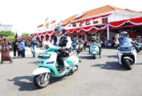 Gubernur Jatim Khofifah Indar Parawansa memimpin iring-iringan motor listrik dari Grahadi, Surabaya, dalam rangka penyerahan tali asih HUT ke-80 RI, Rabu (13/8/2025). (Dok Foto Ho/RadarBangsa.co.id)