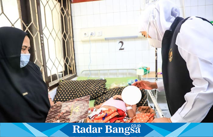 Gubernur Jawa Timur Khofifah Indar Parawansa menjenguk pasien anak penderita campak di RSUD Moh. Anwar, Sumenep, Sabtu (23/8/2025) (Foto Dok Adpim Ho/RadarBangsa.co.id)