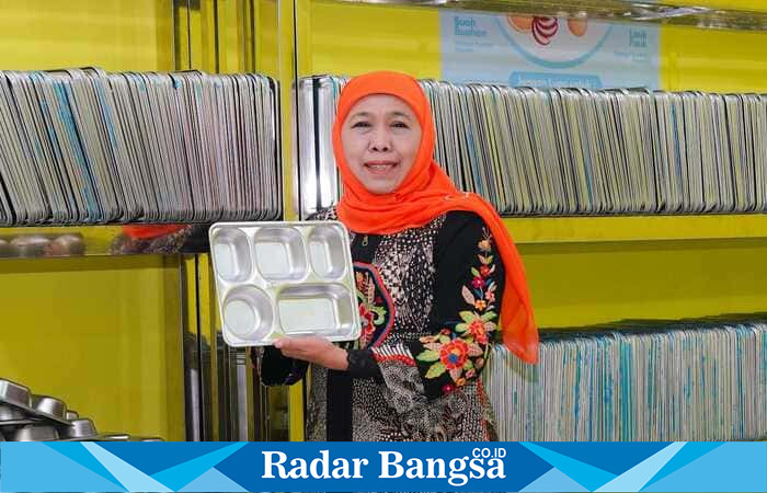 Gubernur Jawa Timur Khofifah Indar Parawansa meninjau fasilitas Satuan Pelayanan Pemenuhan Gizi (SPPG) di Pondok Pesantren Al Anwar, Modung, Bangkalan, Sabtu (23/8/2025). (Foto Dok Adpim Ho/RadarBangsa.co.id)