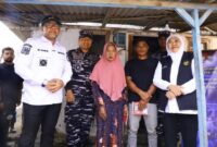 Gubernur Jawa Timur Khofifah Indar Parawansa saat membuka secara resmi program renovasi 300 unit rumah tidak layak huni (Rutilahu) di Probolinggo, Senin (4/8/2025). (Dok Foto Ho/RadarBangsa)