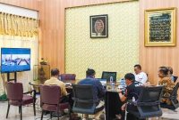 Gubernur NTB Dr. H. Lalu Muhamad Iqbal memimpin rapat koordinasi virtual bersama bupati dan wali kota se-NTB dari ruang kerjanya di Mataram, Minggu (31/8/2025). (Foto Dok Ho/RadarBangsa.co.id)