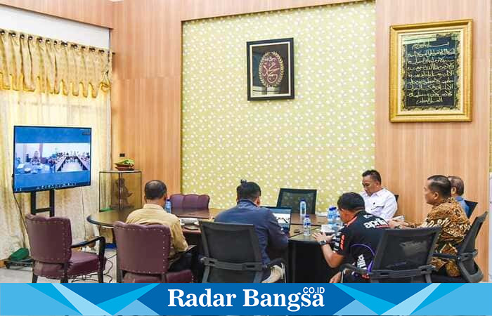 Gubernur NTB Dr. H. Lalu Muhamad Iqbal memimpin rapat koordinasi virtual bersama bupati dan wali kota se-NTB dari ruang kerjanya di Mataram, Minggu (31/8/2025). (Foto Dok Ho/RadarBangsa.co.id)