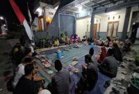 Warga RT 01 RW 01 Dusun Dumpi, Desa Dumpiagung, Kecamatan Kembangbahu, Lamongan, menggelar tasyakuran peringatan HUT ke-80 RI dengan suasana penuh keakraban, Kamis malam (16/5/2025). (Foto Dok Ho/RadarBangsa.co.id)