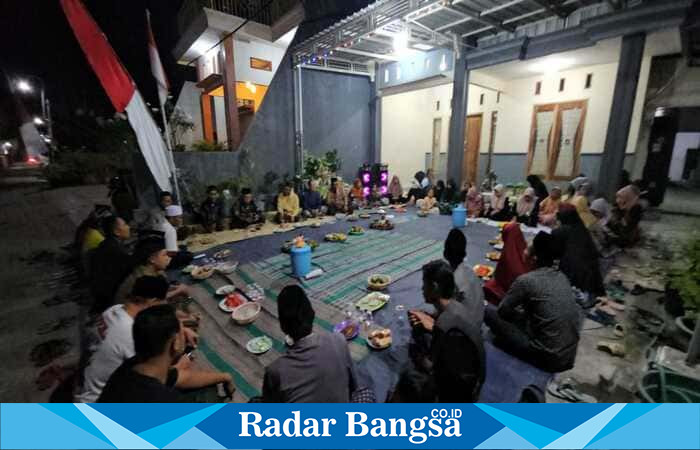 Warga RT 01 RW 01 Dusun Dumpi, Desa Dumpiagung, Kecamatan Kembangbahu, Lamongan, menggelar tasyakuran peringatan HUT ke-80 RI dengan suasana penuh keakraban, Kamis malam (16/5/2025). (Foto Dok Ho/RadarBangsa.co.id)