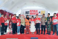 Pemotongan pita oleh panitia bersama Forkopimcam Semarang Timur menandai pembukaan rangkaian perayaan HUT ke-56 Gereja Efrata Community Church yang dirangkai dengan HUT ke-80 RI, Minggu (17/8/2025) (Dok Foto RadarBangsa.co.id)