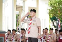 Bupati Lamongan Yuhronur Efendi memberi hormat sebagai pembina apel besar peringatan HUT ke-64 Gerakan Pramuka di Alun-Alun Lamongan, Kamis (14/8/2025) pagi. (Foto Dok Ho/RadarBangsa.co.id)