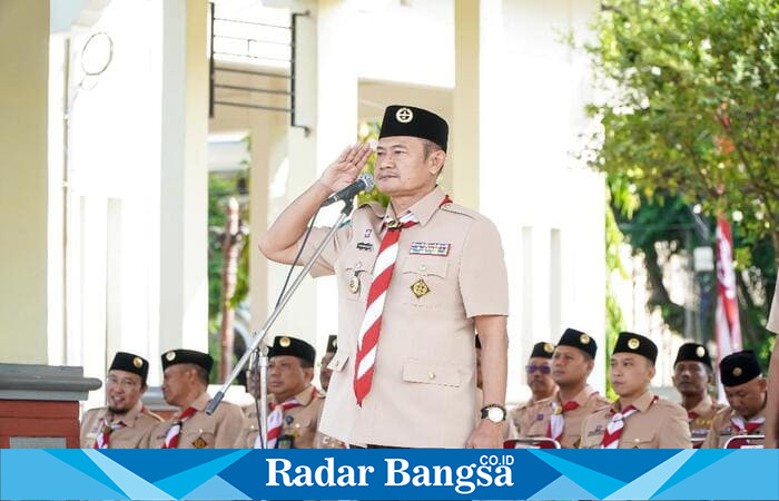 Bupati Lamongan Yuhronur Efendi memberi hormat sebagai pembina apel besar peringatan HUT ke-64 Gerakan Pramuka di Alun-Alun Lamongan, Kamis (14/8/2025) pagi. (Foto Dok Ho/RadarBangsa.co.id)