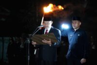 Bupati Lamongan Yuhronur Efendi memimpin apel kehormatan dan renungan suci di Taman Makam Pahlawan (TMP) Kesuma Negara Lamongan, Minggu (17/8/2025) dini hari (Dok Foto Ho/RadarBangsa.co.id)