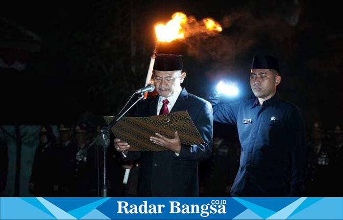 Bupati Lamongan Yuhronur Efendi memimpin apel kehormatan dan renungan suci di Taman Makam Pahlawan (TMP) Kesuma Negara Lamongan, Minggu (17/8/2025) dini hari (Dok Foto Ho/RadarBangsa.co.id)