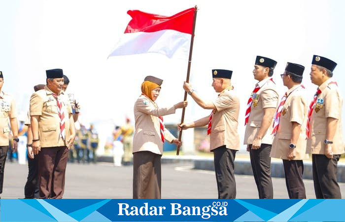 Khofifah menyerahkan bendera Merah Putih kepada Ketua Kwarnas Budi Waseso pada peringatan Hari Pramuka ke-63 di Surabaya, Kamis (14/8/2025). (Foto Dok Ho/RadarBangsa.co.id)