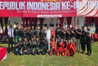 Para pendekar IPSI Tikung berfoto bersama Forkopimcam, aparat keamanan, serta tokoh masyarakat usai upacara peringatan HUT ke-80 Republik Indonesia di Lapangan Kecamatan Tikung, Lamongan. (Foto Dok Ho/RadarBangsa.co.id)