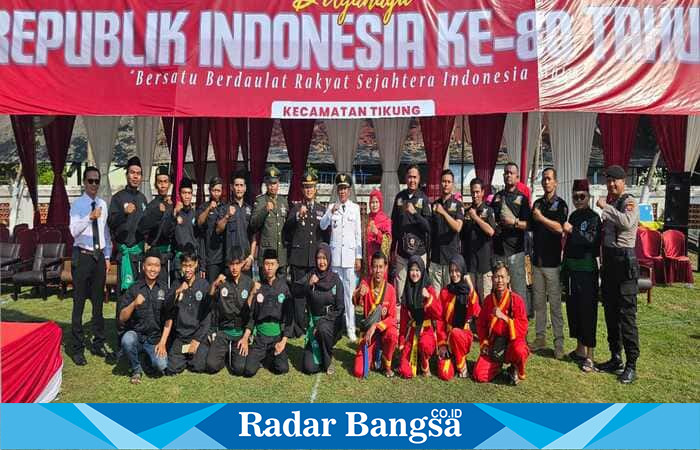 Para pendekar IPSI Tikung berfoto bersama Forkopimcam, aparat keamanan, serta tokoh masyarakat usai upacara peringatan HUT ke-80 Republik Indonesia di Lapangan Kecamatan Tikung, Lamongan. (Foto Dok Ho/RadarBangsa.co.id)