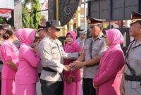 Kapolres Lamongan AKBP Agus Dwi Suryanto memimpin upacara serah terima jabatan Kapolsek Brondong, Kapolsek Kembangbahu, dan Kepala Seksi Hukum di Mapolres Lamongan, Senin (4/8/2025). (Foto Dok HO/RadarBangsa)
