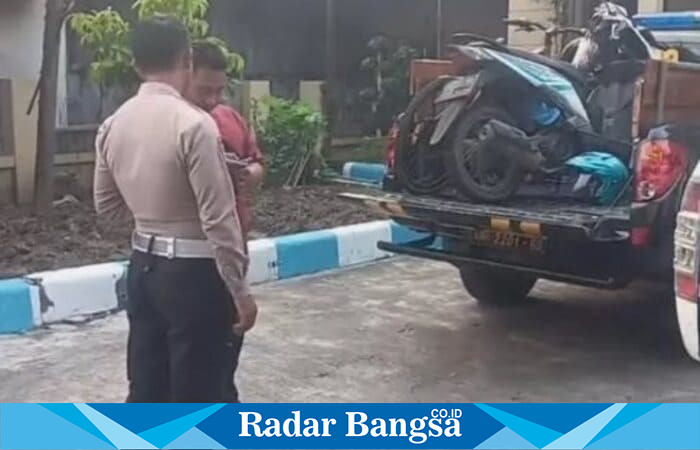 Petugas Satlantas Polres Lamongan saat melakukan olah TKP kecelakaan maut di Dusun Galang, Kecamatan Turi, Kamis (7/8/2025). (Foto Dok Ho/RadarBangsa)