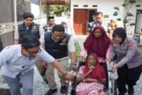 Momen haru saat ibu Nortaji dipeluk anak-anaknya usai dijemput dari Griya Lansia Wajak, Kabupaten Malang, Kamis (31/7/2025). (Foto Dok Ho/RadarBangsa)
