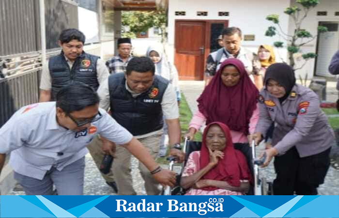 Momen haru saat ibu Nortaji dipeluk anak-anaknya usai dijemput dari Griya Lansia Wajak, Kabupaten Malang, Kamis (31/7/2025). (Foto Dok Ho/RadarBangsa)