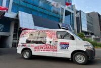 Mobil operasional JNE dengan branding konser Dewa 19 Feat. Allstars 2.0. JNE mendukung penuh kelancaran logistik konser akbar tersebut sekaligus menghadirkan program promo tiket bagi pelanggan. (Dok Foto JNE/RadarBangsa.co.id)
