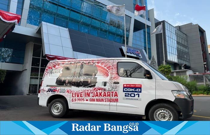 Mobil operasional JNE dengan branding konser Dewa 19 Feat. Allstars 2.0. JNE mendukung penuh kelancaran logistik konser akbar tersebut sekaligus menghadirkan program promo tiket bagi pelanggan. (Dok Foto JNE/RadarBangsa.co.id)