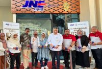 Peresmian Sales Counter JNE pertama di Ibu Kota Nusantara (IKN), ditandai dengan pemotongan pita oleh manajemen JNE dan jajaran Otorita IKN. (Foto Dok Ho/RadarBangsa.co.id)