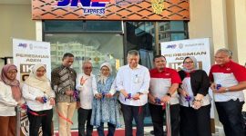 Peresmian Sales Counter JNE pertama di Ibu Kota Nusantara (IKN), ditandai dengan pemotongan pita oleh manajemen JNE dan jajaran Otorita IKN. (Foto Dok Ho/RadarBangsa.co.id)