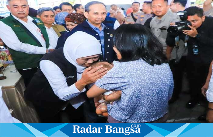 Gubernur Jawa Timur, Khofifah Indar Parawansa, memberikan perhatian dan doa kepada anak saat kegiatan kunjungan kerja. Momen ini menjadi wujud kepedulian terhadap kesehatan dan kesejahteraan masyarakat. (Foto Dok Ho/RadarBangsa.co.id)