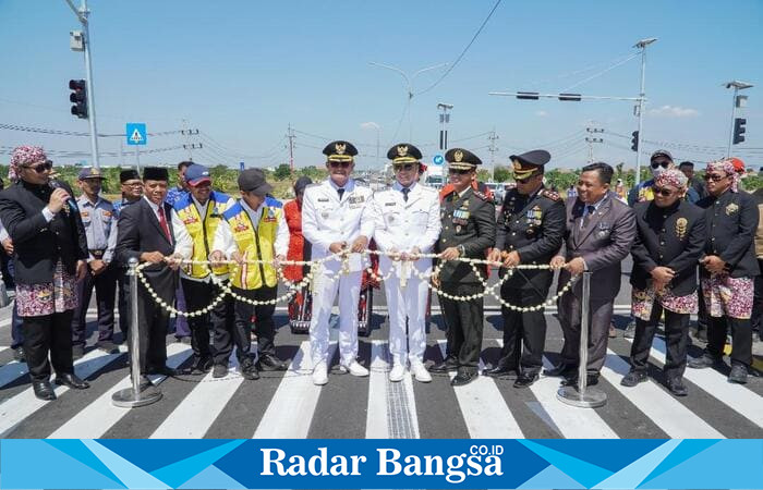 Potret kebersamaan Bupati Yuhronur Efendi bersama Forkopimda dalam seremoni pembukaan Jalan Lingkar Utara (JLU) Lamongan, Minggu (17/8/2025) (Foto Dok Ho/RadarBangsa.co.id)