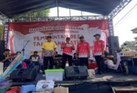 Camat Tikung dan Kades  serta Panitia dan perangkat Desa Takerankalting berada di atas panggung utama saat pengundian hadiah Jalan Sehat Kemerdekaan dalam rangka HUT RI ke-80, Minggu (10/8/2025). (Foto Dok Ho/RadarBangsa(