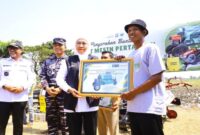 Gubernur Jawa Timur Khofifah Indar Parawansa menyerahkan bantuan alat dan mesin pertanian (alsintan) kepada kelompok tani di Desa Sukokerto, Kecamatan Pajarakan, Kabupaten Probolinggo, Senin (4/8/2025).  (Foto Dok Ho/RadarBangsa)
