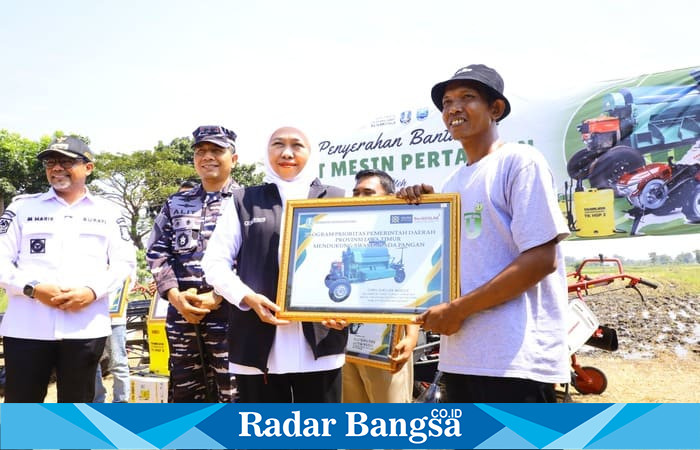 Gubernur Jawa Timur Khofifah Indar Parawansa menyerahkan bantuan alat dan mesin pertanian (alsintan) kepada kelompok tani di Desa Sukokerto, Kecamatan Pajarakan, Kabupaten Probolinggo, Senin (4/8/2025).  (Foto Dok Ho/RadarBangsa)