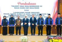 Gubernur Jawa Timur Khofifah Indar Parawansa bersama Kepala Dinas Pendidikan Jatim Aries Agung Paewai berfoto bersama jajaran usai pembukaan Talent DNA ESQ Berbasis AI bagi Guru BK SMA/SMK serta peluncuran SPMB jenjang SMA, SMK, dan SLB Negeri Tahun Ajaran 2025/2026 di Surabaya. (Foto Dok Ho/RadarBangsa.co.id)
