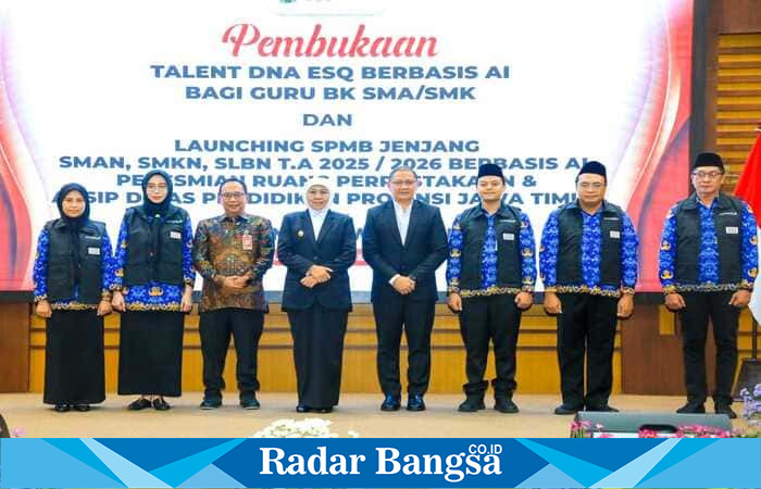 Gubernur Jawa Timur Khofifah Indar Parawansa bersama Kepala Dinas Pendidikan Jatim Aries Agung Paewai berfoto bersama jajaran usai pembukaan Talent DNA ESQ Berbasis AI bagi Guru BK SMA/SMK serta peluncuran SPMB jenjang SMA, SMK, dan SLB Negeri Tahun Ajaran 2025/2026 di Surabaya. (Foto Dok Ho/RadarBangsa.co.id)